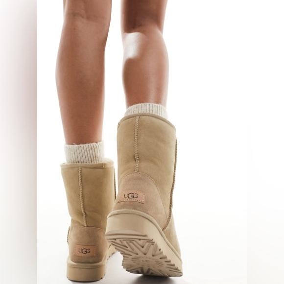 ❤️❤️UGG Women's Classic Short uggs (sand❤️❤️ - Picture 2 of 6